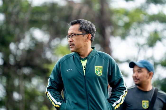 #NangOmahAeRek, Coach Aji Habiskan Waktu Dengan Keluarga - Persebaya.id Aji Santoso fokus pengembangan chemistry tim